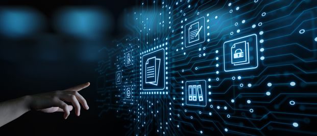por-que-indesia Mano señalando circuitos informáticos